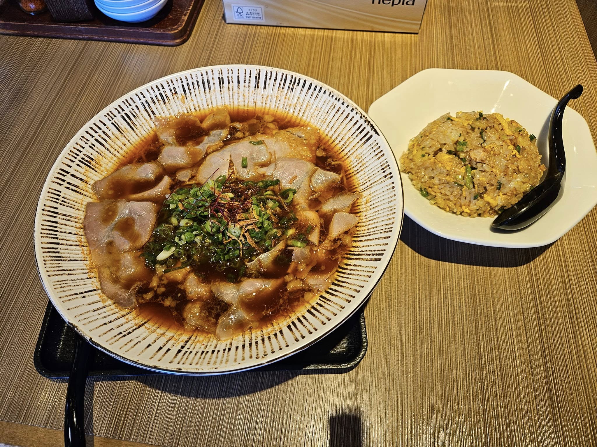 お粥、ラーメン、ポーチドエッグの画像のようです